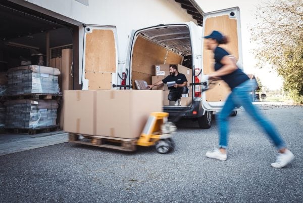 Koerier levert pallets af met palletwagen